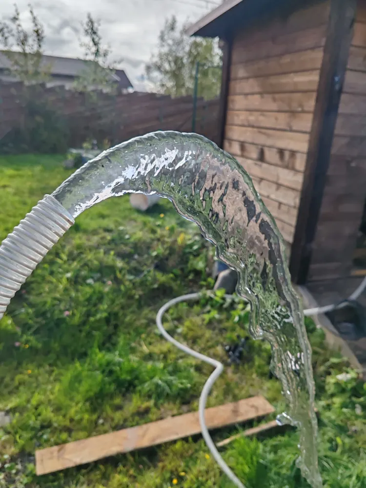Чистая вода льётся из шланга — фотография выполненных работ